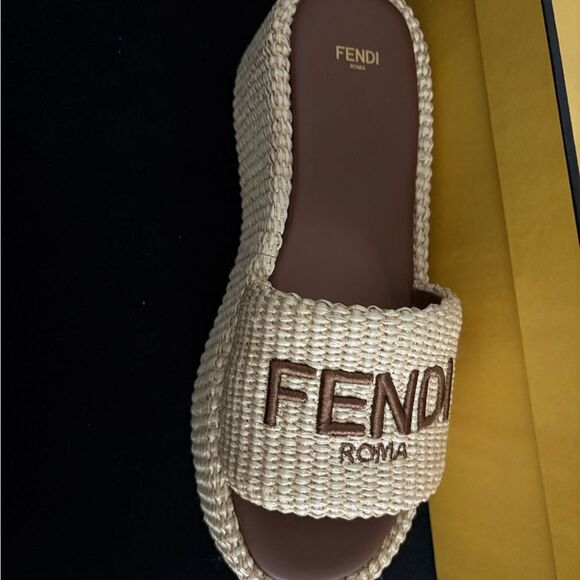 Fendi Sunshine
Beige cotton fiber flatform slides size 10.5 - Picture 1 of 5